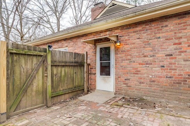 Building Photo - 3 Bedroom & 1.5 Bathroom with Huge Fenced ...