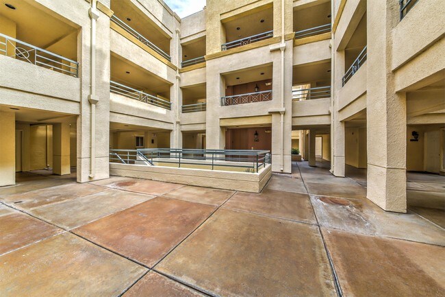 Building Photo - 220 E Flamingo Rd