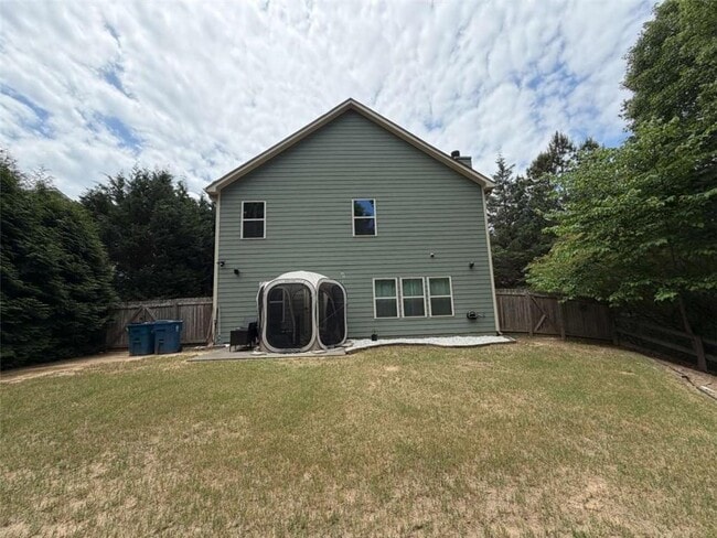 Building Photo - 838 Pine Ln