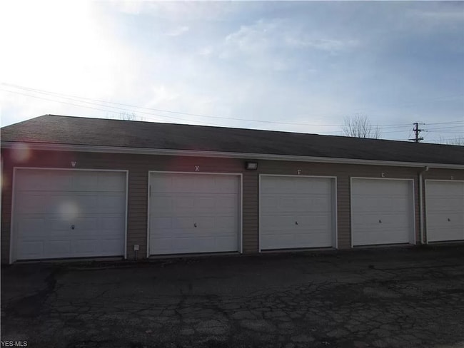 Building Photo - 3 Bed-1.5 Bath Condo In Avon Lake