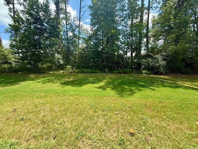 Building Photo - 2/2.5 single family home near Lake Lanier