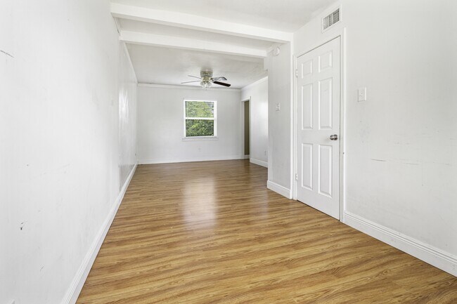 Building Photo - 421 Holy Cross Pl