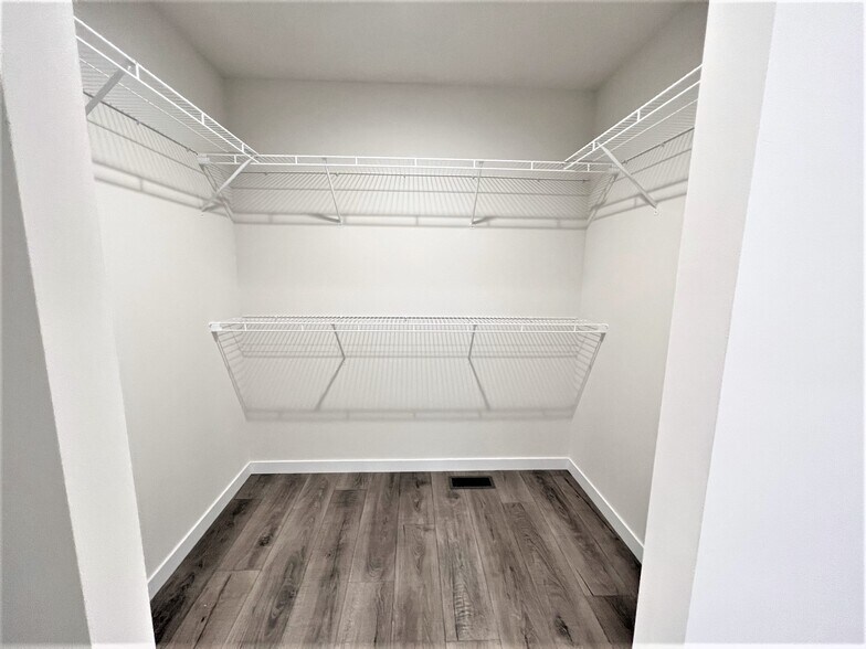 Building Photo - 5335 Coventry Dr