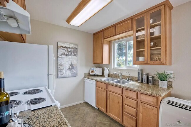 Building Photo - Bright 1BR with Private Balcony, In-Unit Laundry & Pool Access in Central San Diego