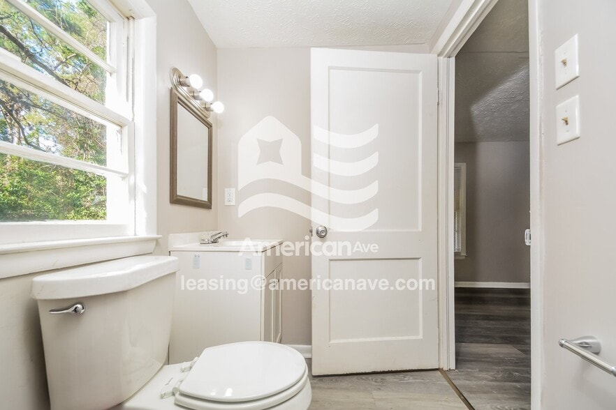 Building Photo - 1915 Armstrong St