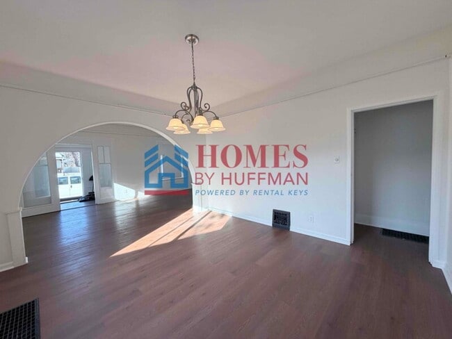 Building Photo - Three Bedroom House | Move In Ready!