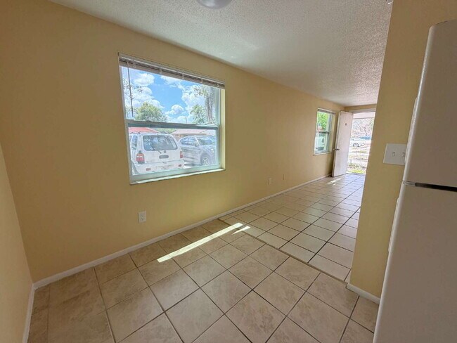 Building Photo - Cozy 1-Bed on Silver Spur Drive, Holiday FL