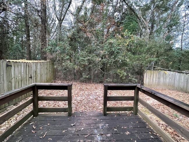 Building Photo - Foxchase Subdivision - End Unit!