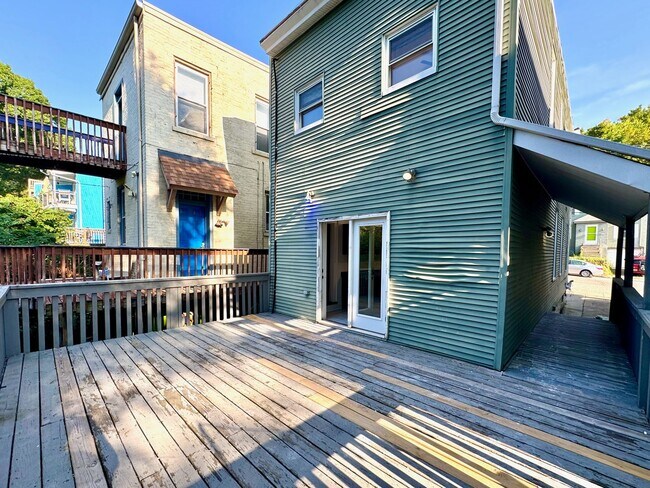 Building Photo - 4 bed/2 full bath Rental on Warner - Mins ...