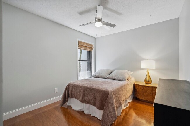 Building Photo - 5300 SE Schooner Oaks Way