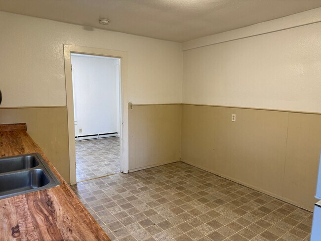 Building Photo - Large 4 bedroom, 1.5 bathroom farm house on River Rd!