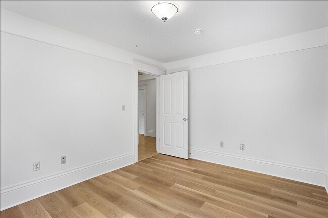 Building Photo - 2162 Santa Clara Ave