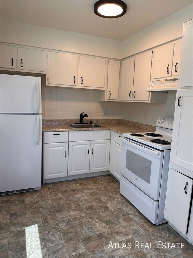 Building Photo - 551 S Fairfax St