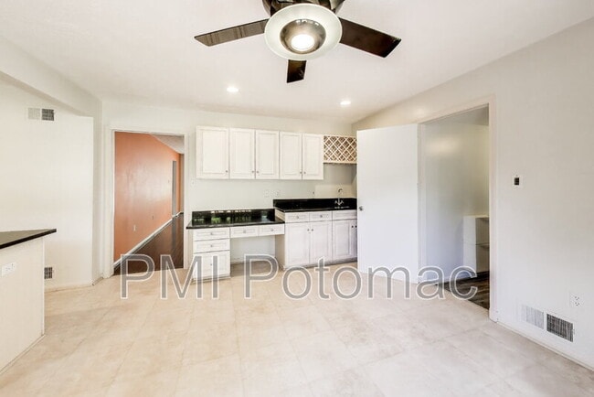 Building Photo - 1718 Crestview Dr