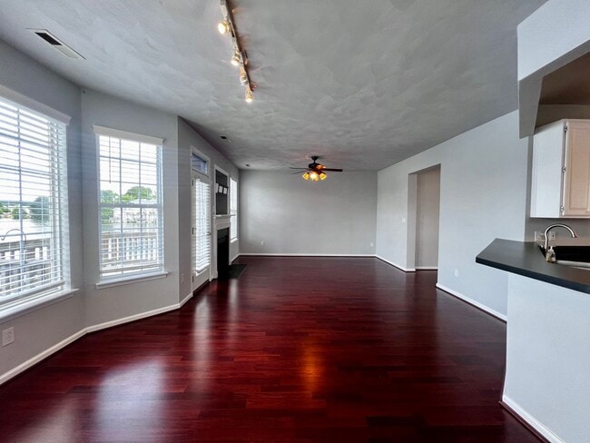 Building Photo - Charming Lakefront Townhome