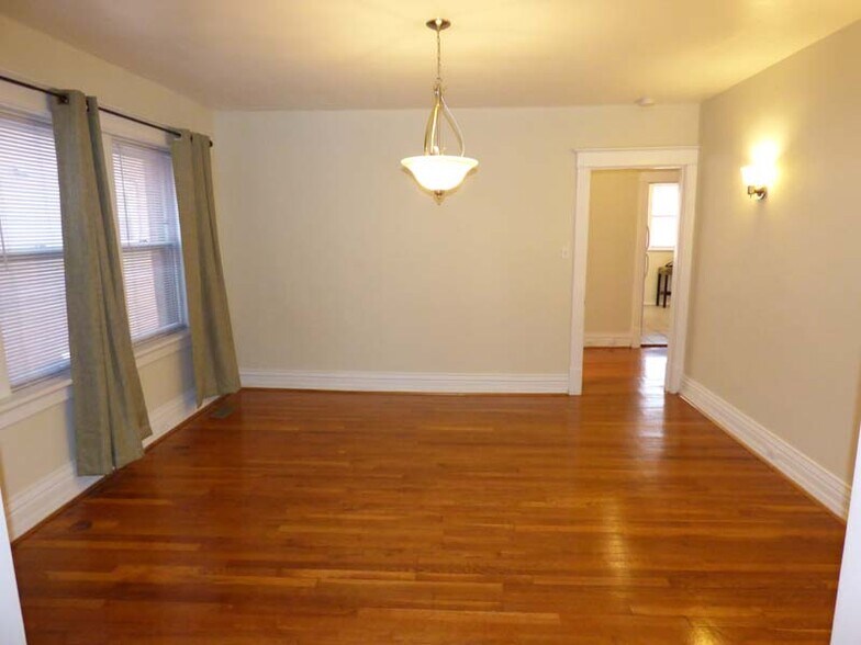 Building Photo - 1021 Commodore Dr