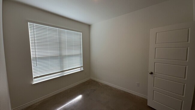 Building Photo - 616 Pacific Crest Trl