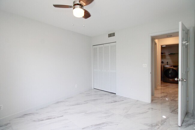 Building Photo - 2/2 REMODELED UNFURNISHED CONDO 1ST FLOOR ...