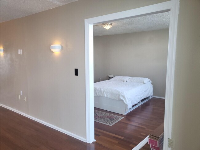 Building Photo - 1075 NE Miami Gardens Dr