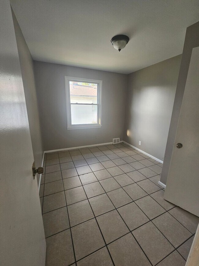 Building Photo - 5073-5075 N 46th St. (Duplex)