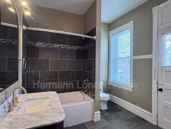 Building Photo - 2933 Victor St