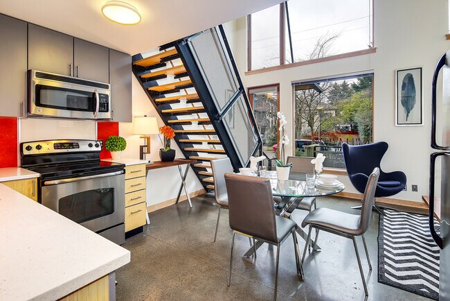 Building Photo - Modern Loft