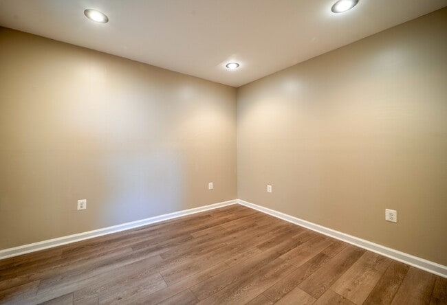 Building Photo - Spacious 3-Level Townhouse with Finished Basement and Fenced Patio