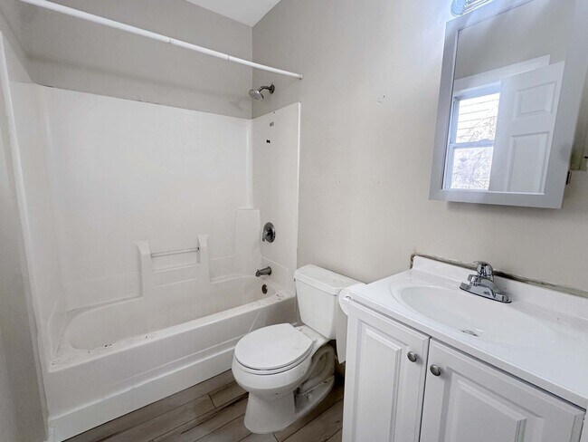 Building Photo - 309 Seward Ave NW