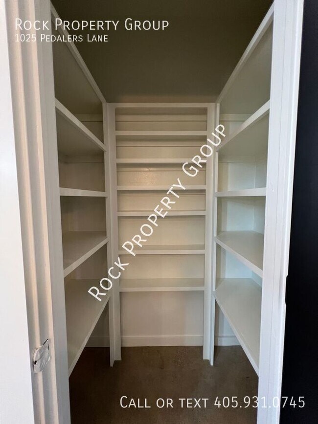 Building Photo - 1025 Pedalers Ln