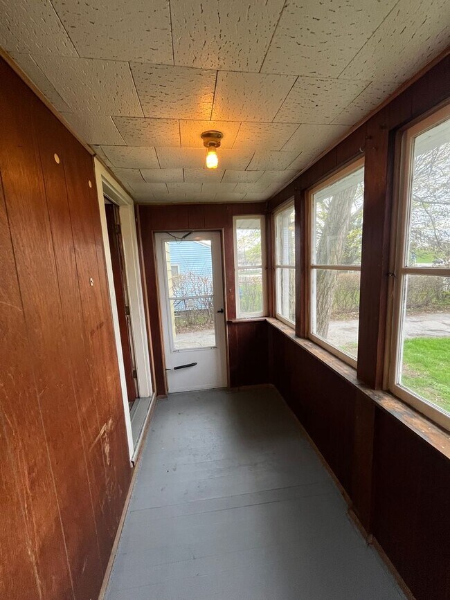 Building Photo - 3-Bed Home w/ Driveway & Enclosed Porches – Convenient Rochester Location