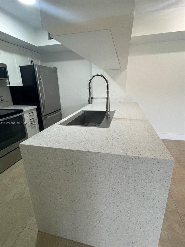 Building Photo - 410 S Park Rd