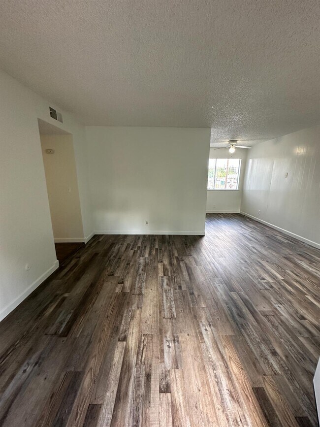 Building Photo - 1069 Cherry Ln