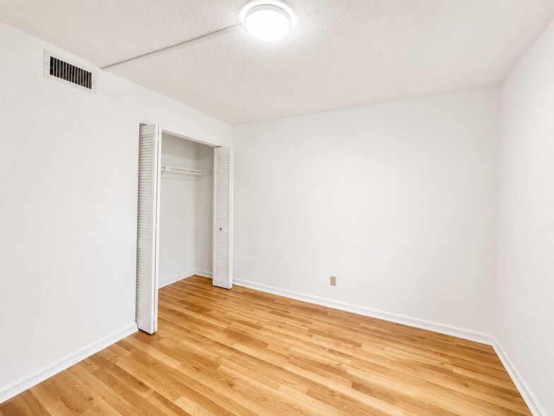 Building Photo - 301 Olivewood Pl