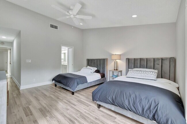 Building Photo - 7883 Villa Nova Dr N