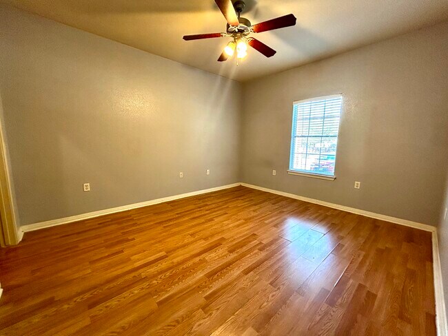 Building Photo - 1707 Chestnut Ave