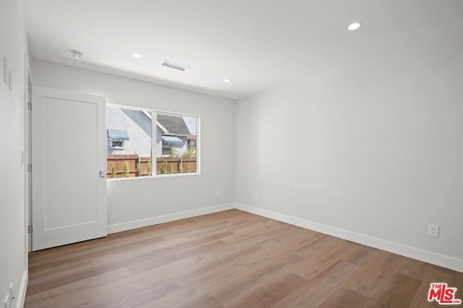 Building Photo - 1561 E Elizabeth St