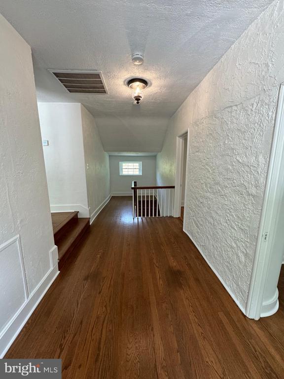 Building Photo - 553 Worthington Rd