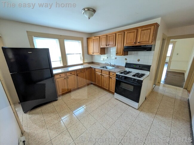 Building Photo - 595 Fellsway W