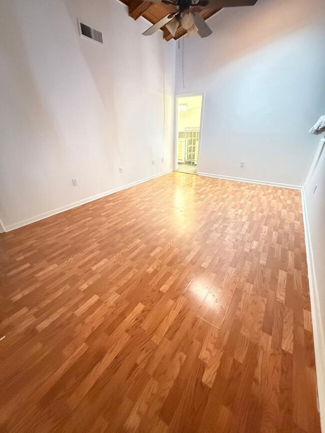 Building Photo - 3333 Oak Dr