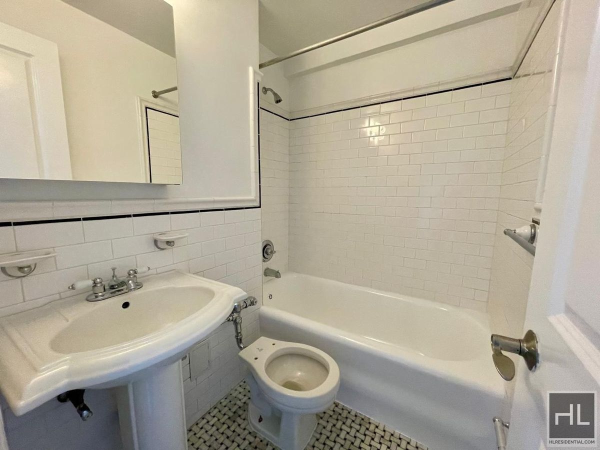 Building Photo - AMAZING STUDIO APARTMENT!! AMAZING DEAL! W...