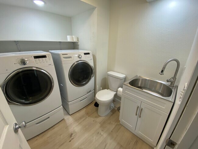 Building Photo - 5422 Larkspur Cir