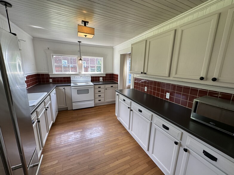 A great setup for home chefs - 1148 Pierce Rd