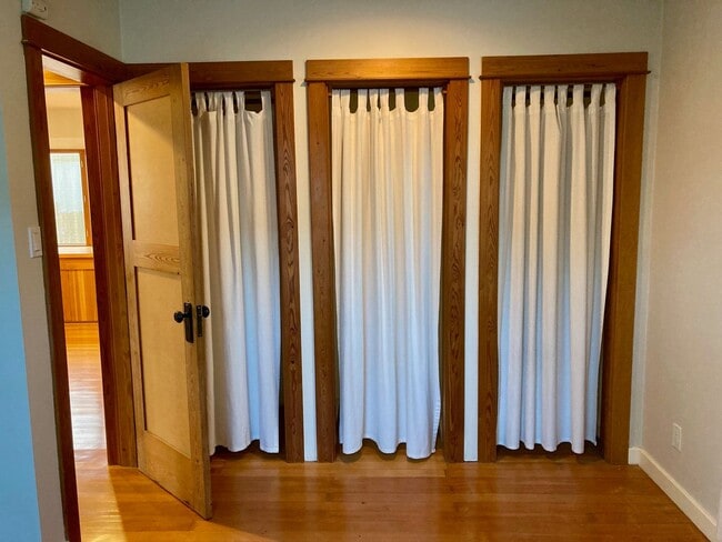 Building Photo - Stunning 2 Bedroom, 1 Bath Craftsman Front...