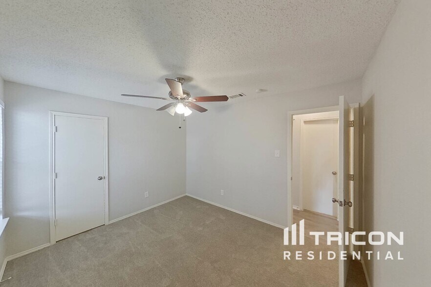 Building Photo - 4931 Darrow Ln