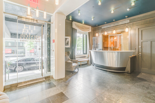 Building Photo - King Studio & Ensuite Bath - Midtown East