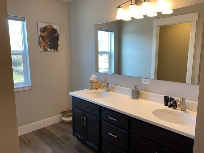 Building Photo - Gorgeous New 3 bedroom Furnished Whitefish Townhouse