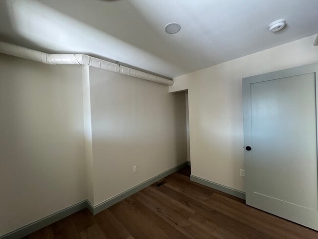 Building Photo - 160 Seabury St