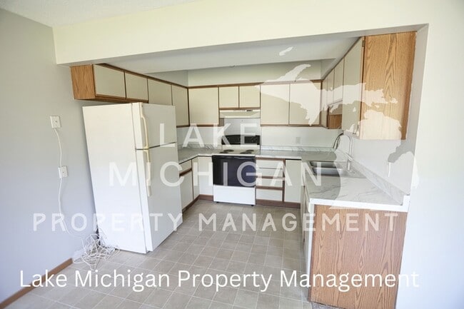 Building Photo - 15528 Clovernook Dr