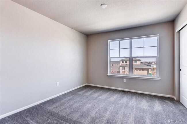 Building Photo - Elegant and spacious home with mountain vi...