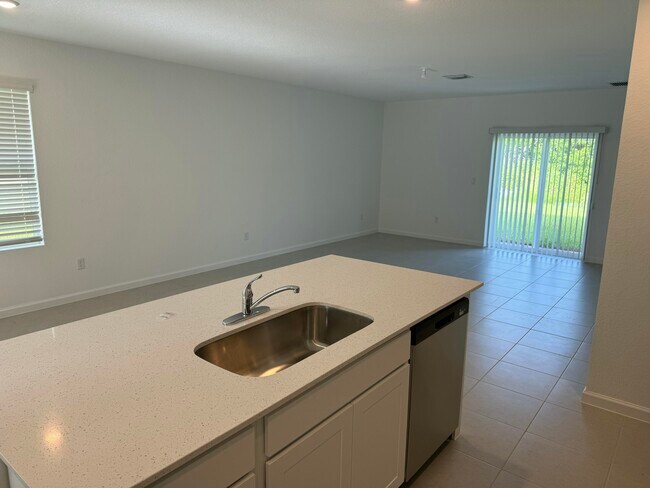 Building Photo - 664 Carlyle Wy